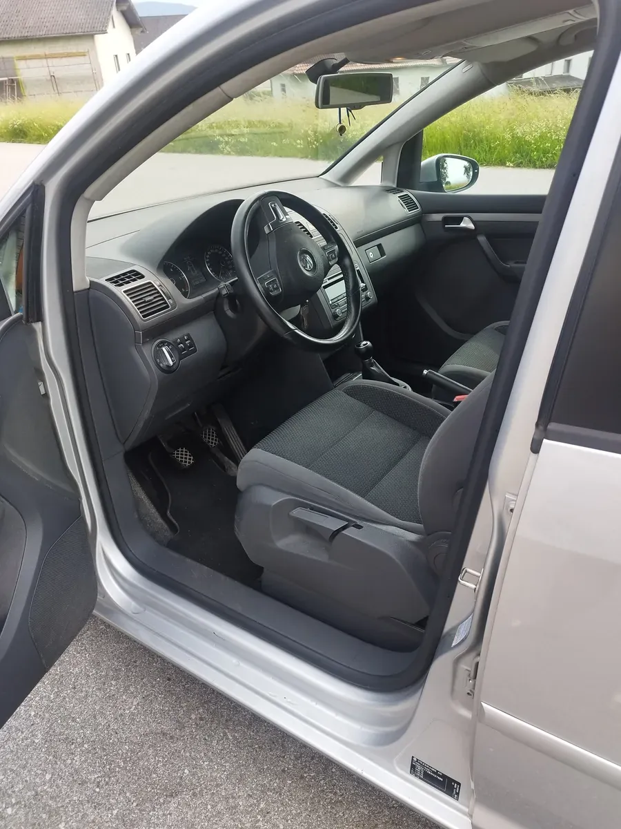 Volkswagen Touran 2010 photo 2