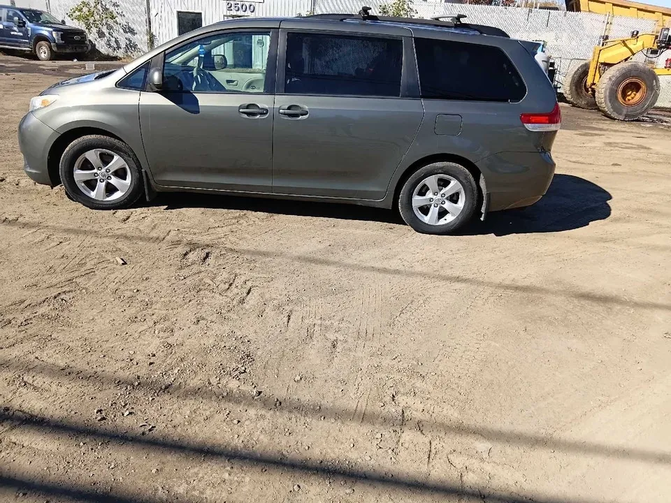 Toyota Sienna 2012 photo 2