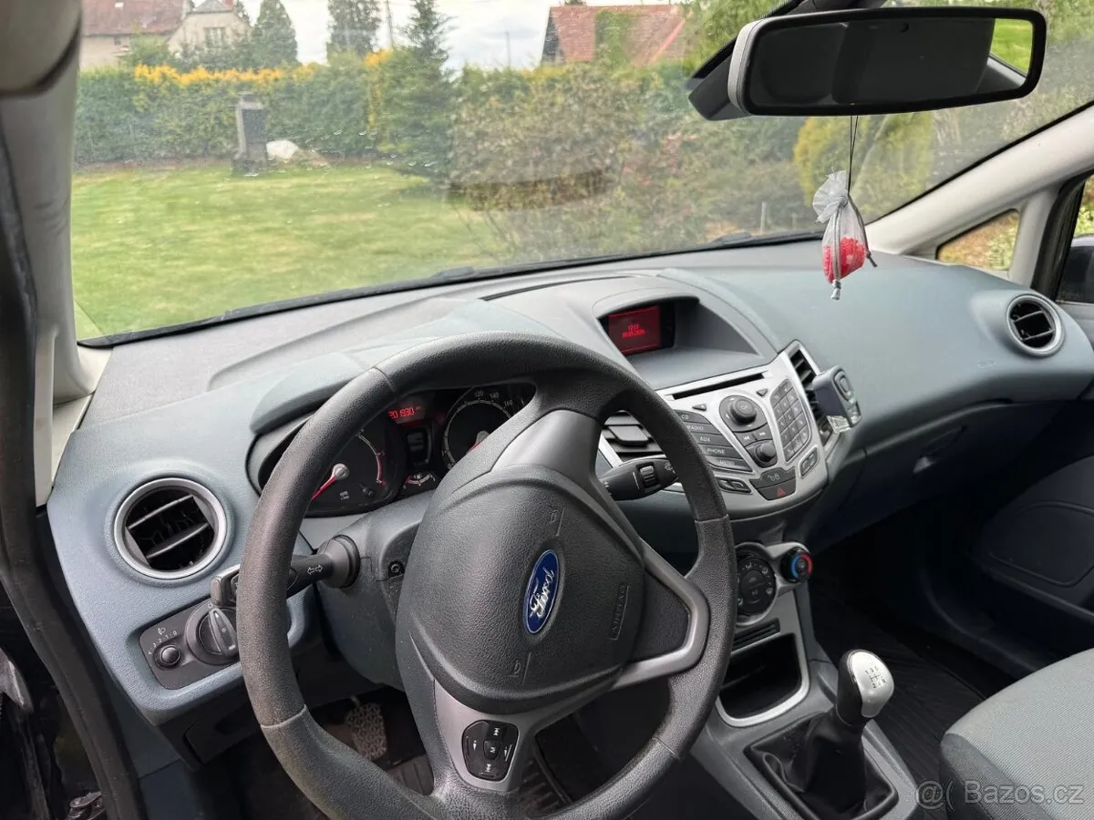 Ford Fiesta 2010 photo 2