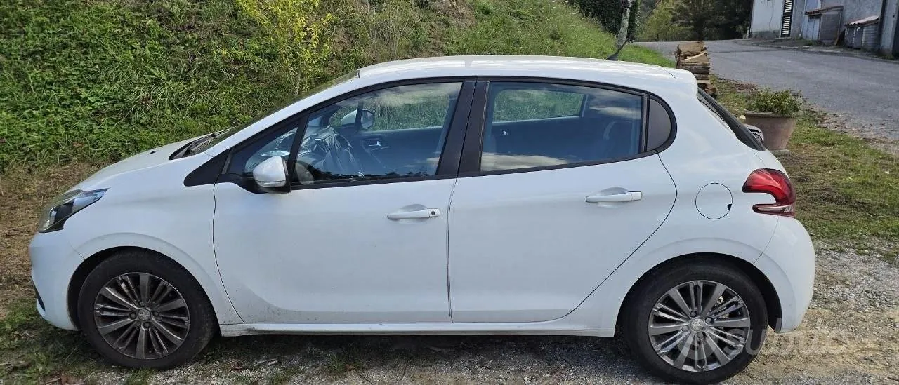 Peugeot 208 2016 photo 2