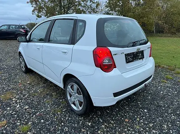 Chevrolet Aveo 2011 photo 2