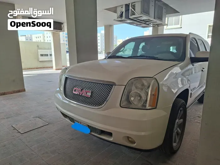 GMC Yukon 2014 photo 2