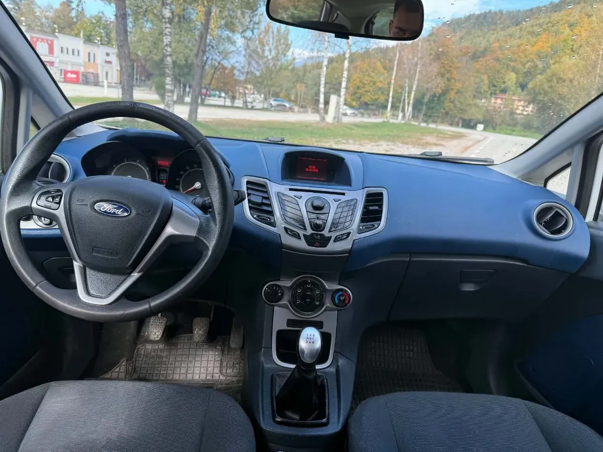 Ford Fiesta 2010 photo 3