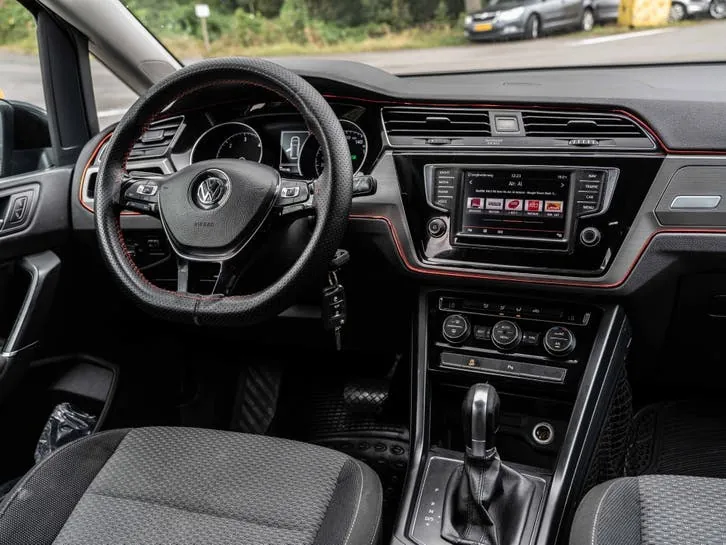 Volkswagen Touran 2016 photo 2