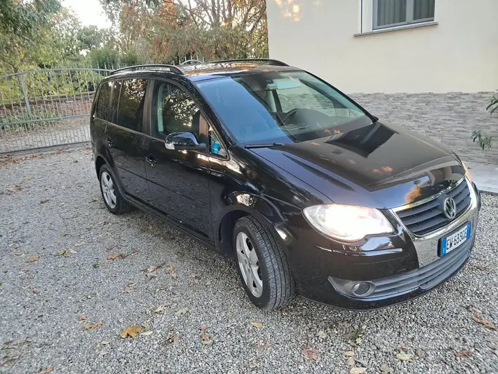 Volkswagen Touran 2008 photo 2