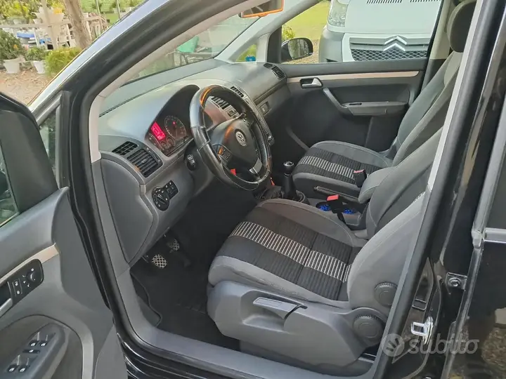 Volkswagen Touran 2008 photo 4