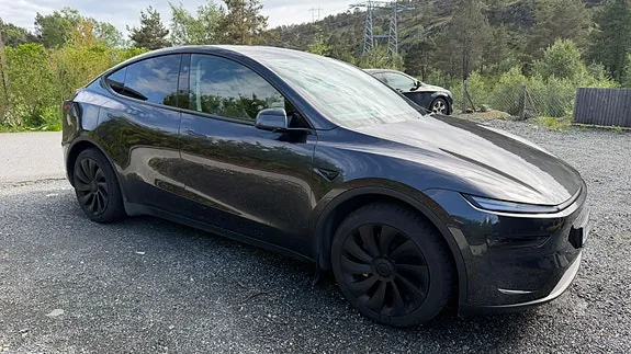 Tesla Model Y 2025 photo 2