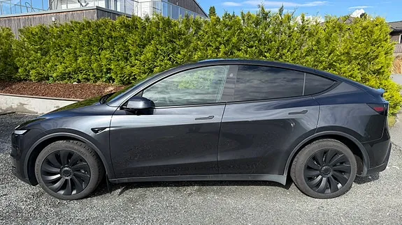 Tesla Model Y 2025 photo 4