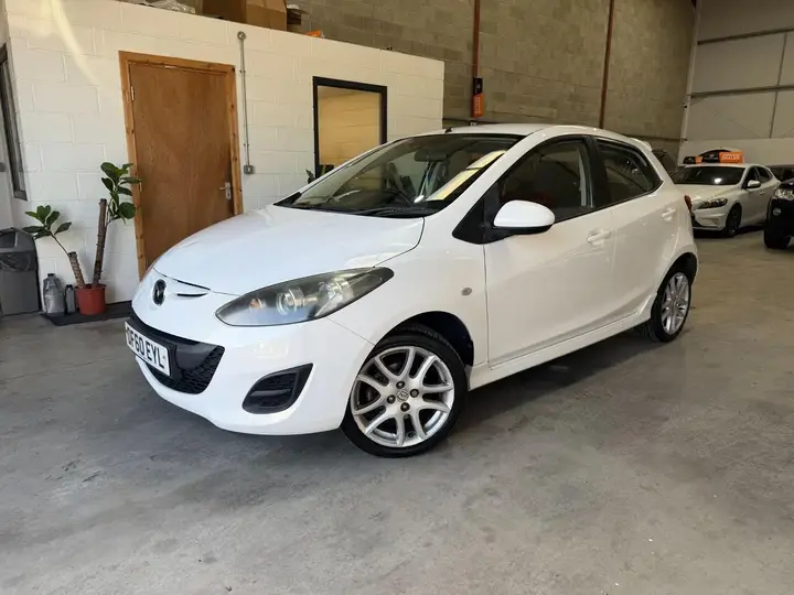 Mazda Mazda2 2011 photo 2