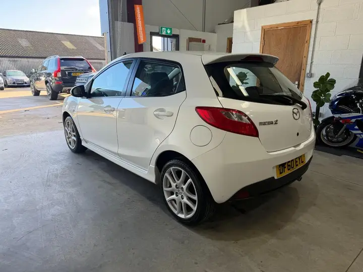 Mazda Mazda2 2011 photo 5