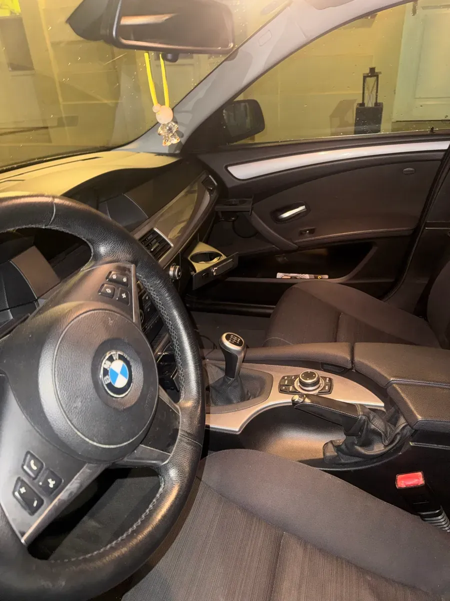 BMW 5 Series 2009 photo 2
