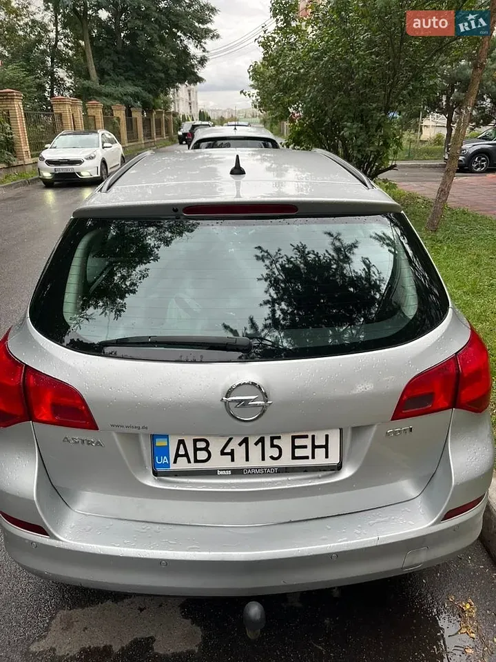 Opel Astra 2010 photo 2