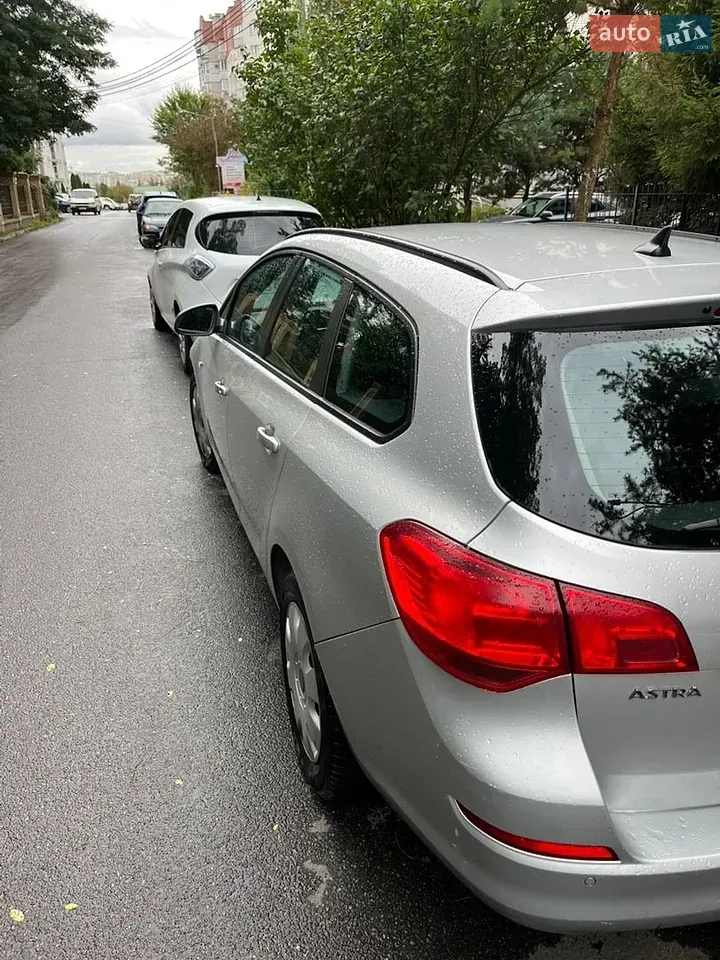Opel Astra 2010 photo 3