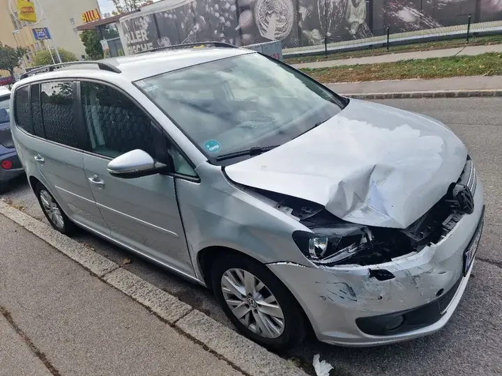 Volkswagen Touran 2013 photo 2