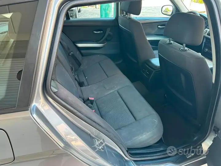BMW 318 2009 photo 3