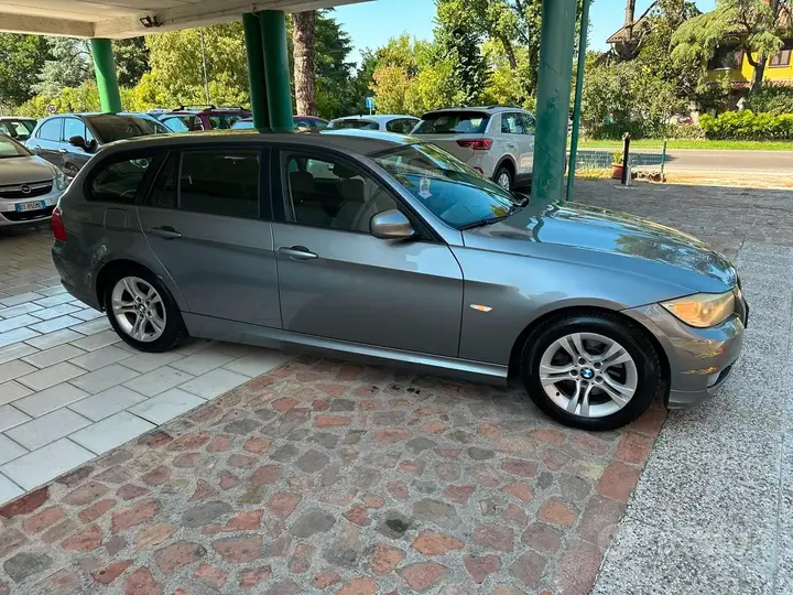 BMW 318 2009 photo 5