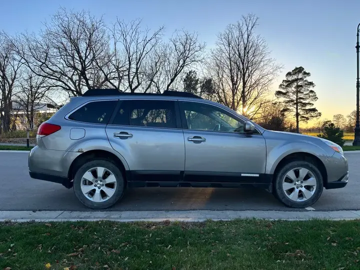 Subaru Outback 2011 photo 3