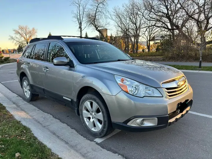 Subaru Outback 2011 photo 2