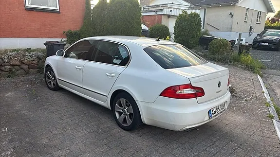 Skoda Superb 2010 photo 2