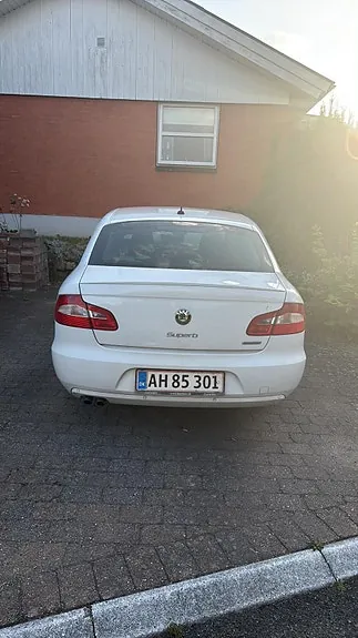Skoda Superb 2010 photo 3