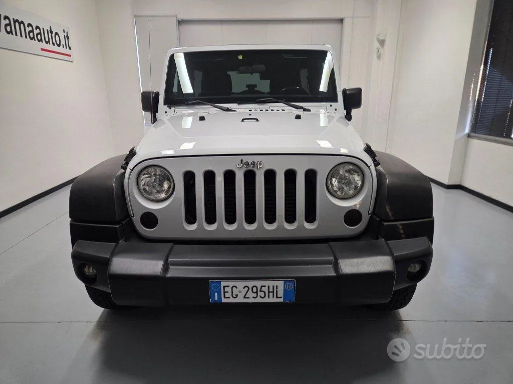 Jeep Wrangler Unlimited 2011 photo 2