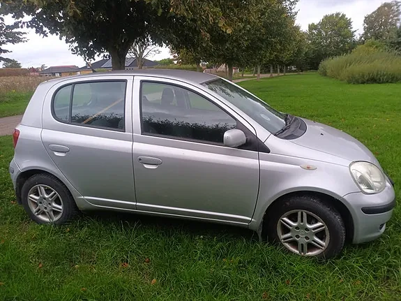 Toyota Yaris 2003 photo 2