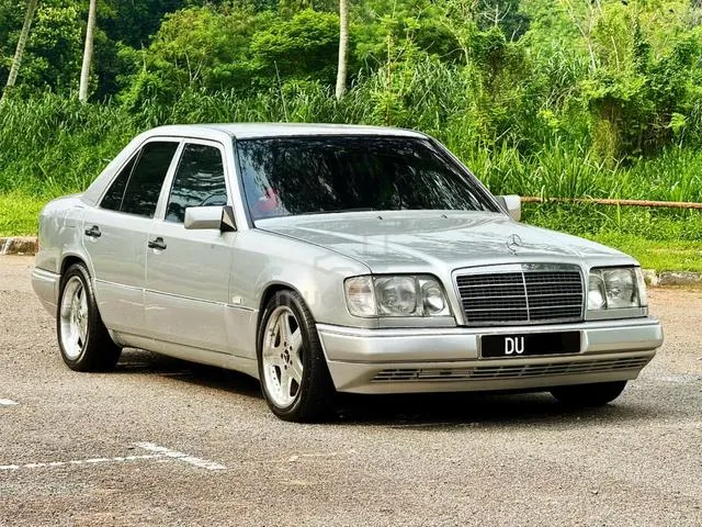 Mercedes-Benz 230E