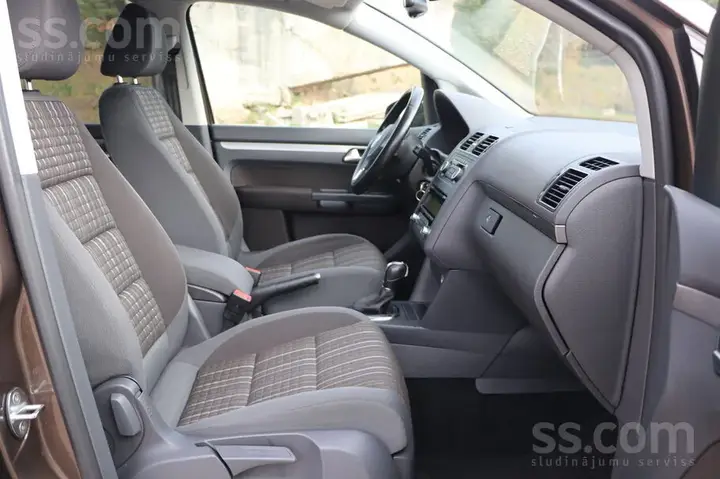 Volkswagen Cross Touran 2011 photo 5