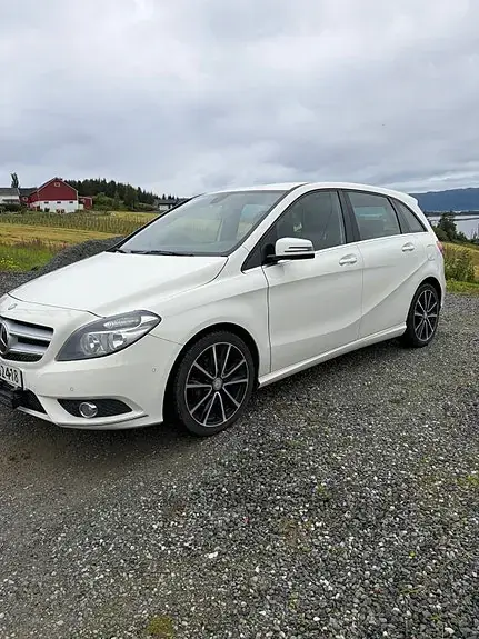 Mercedes-Benz B 180 2012 photo 2