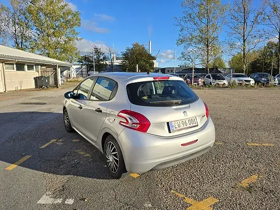 Peugeot 208 2012 photo 3