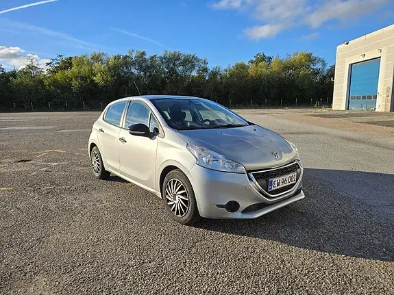 Peugeot 208 2012 photo 2