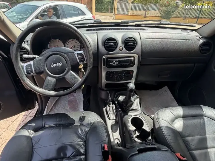 Jeep Cherokee 2004 photo 2