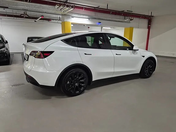 Tesla Model Y 2023 photo 3