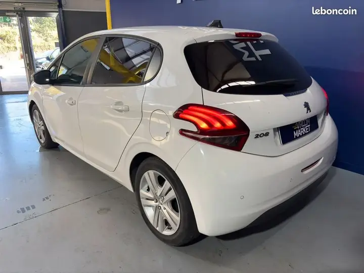 Peugeot 208 2018 photo 3