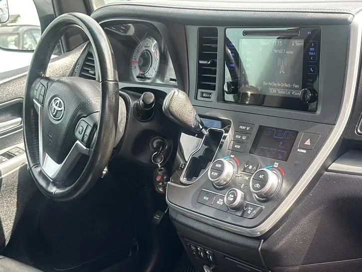 Toyota Sienna 2015 photo 2
