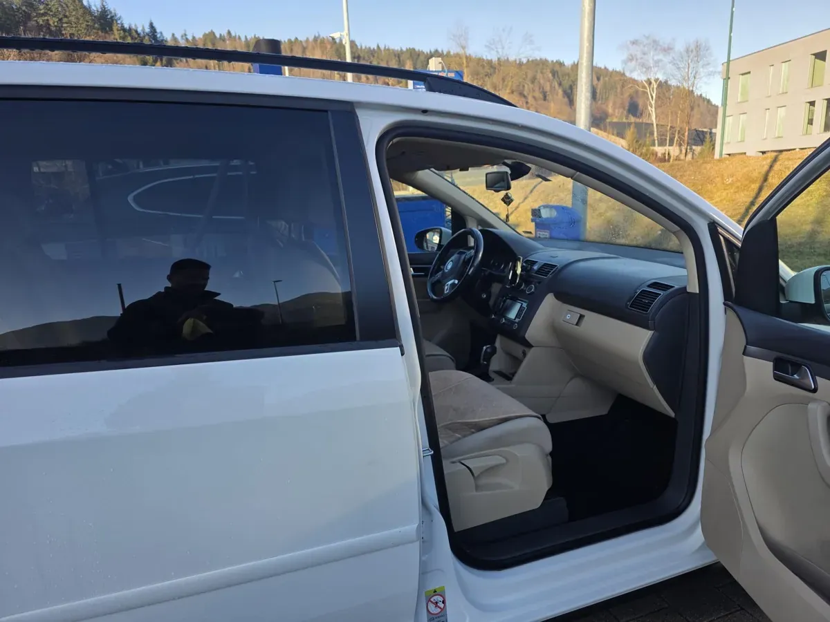 Volkswagen Touran 2013 photo 2