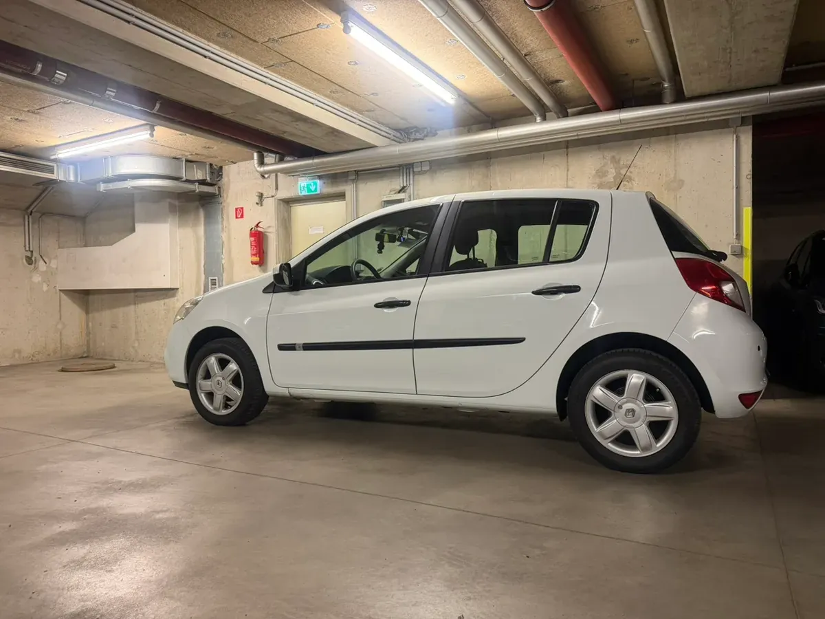 Renault Clio 2009 photo 2