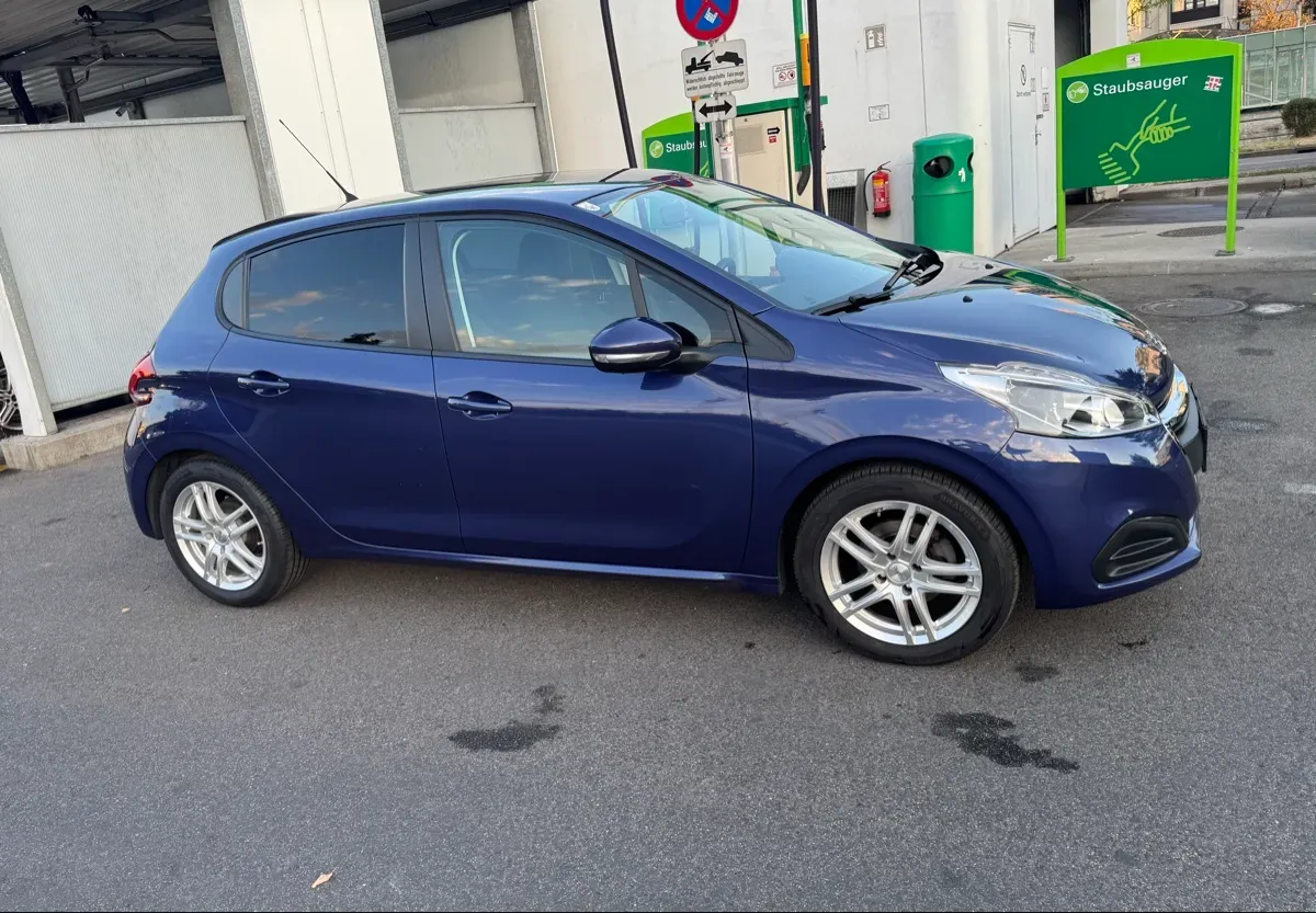 Peugeot 208 2017 photo 2