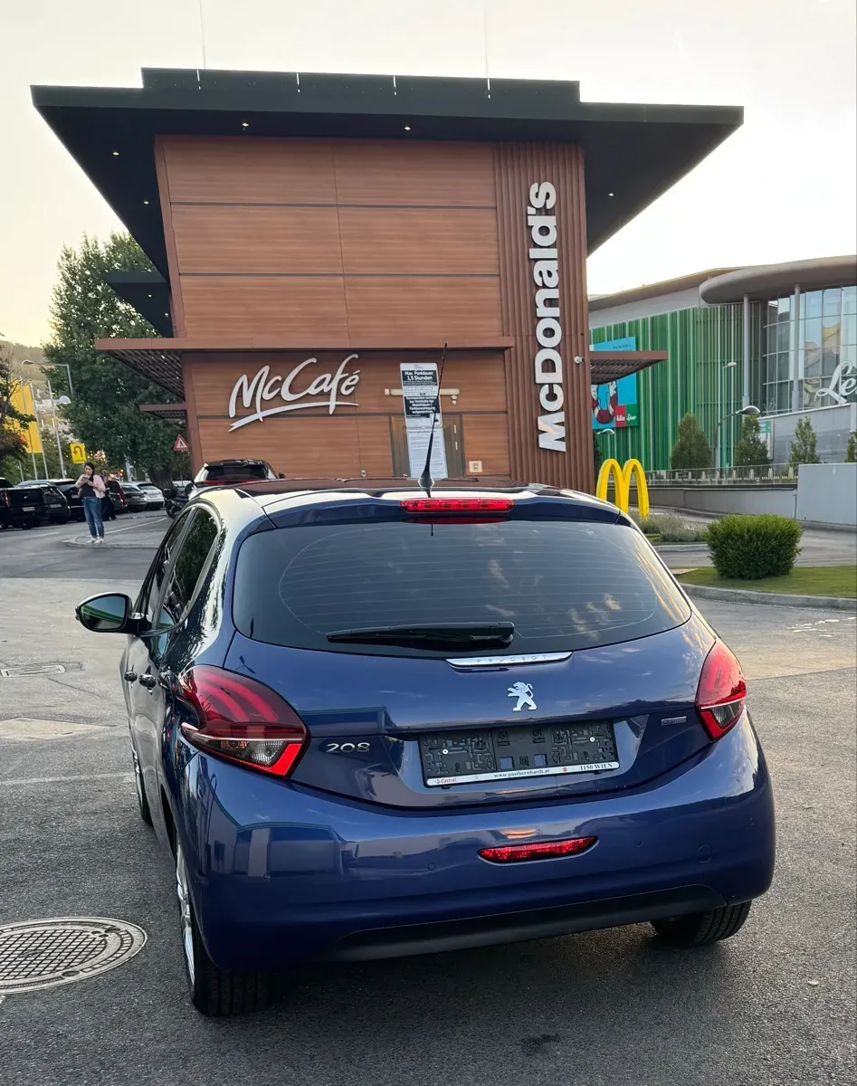 Peugeot 208 2017 photo 3