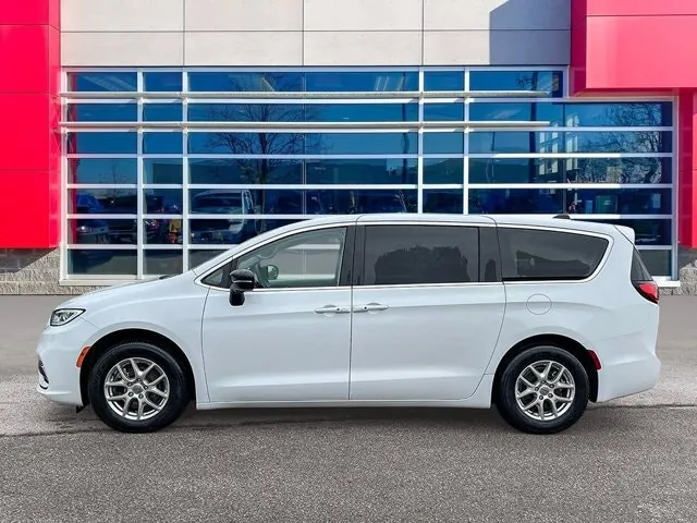 Chrysler Pacifica 2024 photo 2