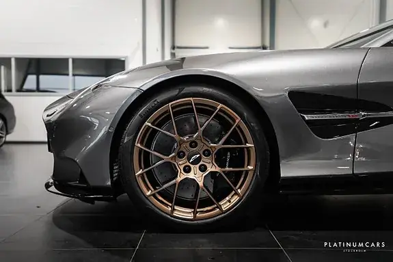 Aston Martin Vanquish 2026 photo 5