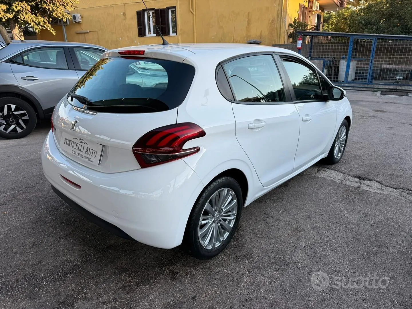 Peugeot 208 2015 photo 3