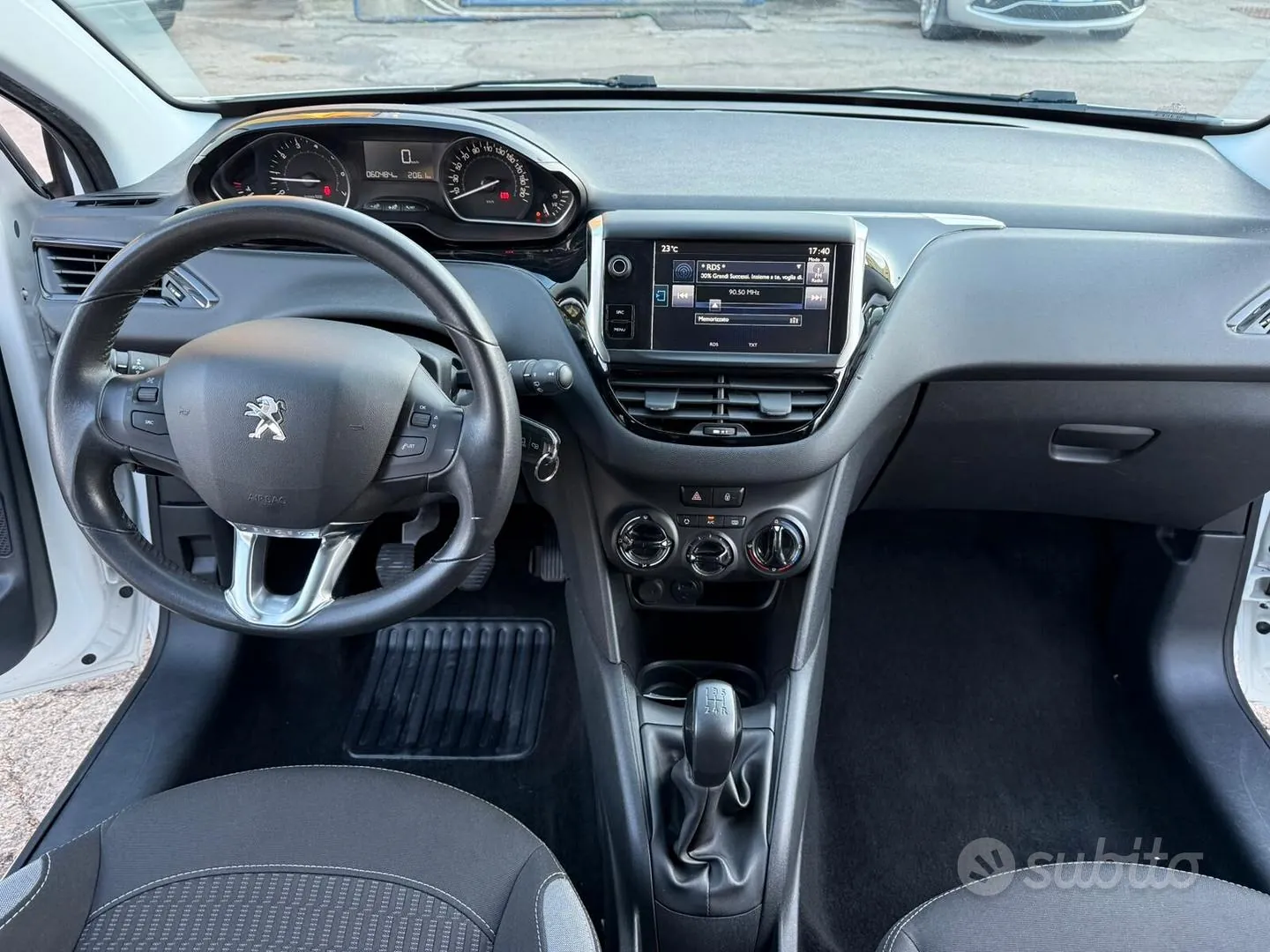 Peugeot 208 2015 photo 5