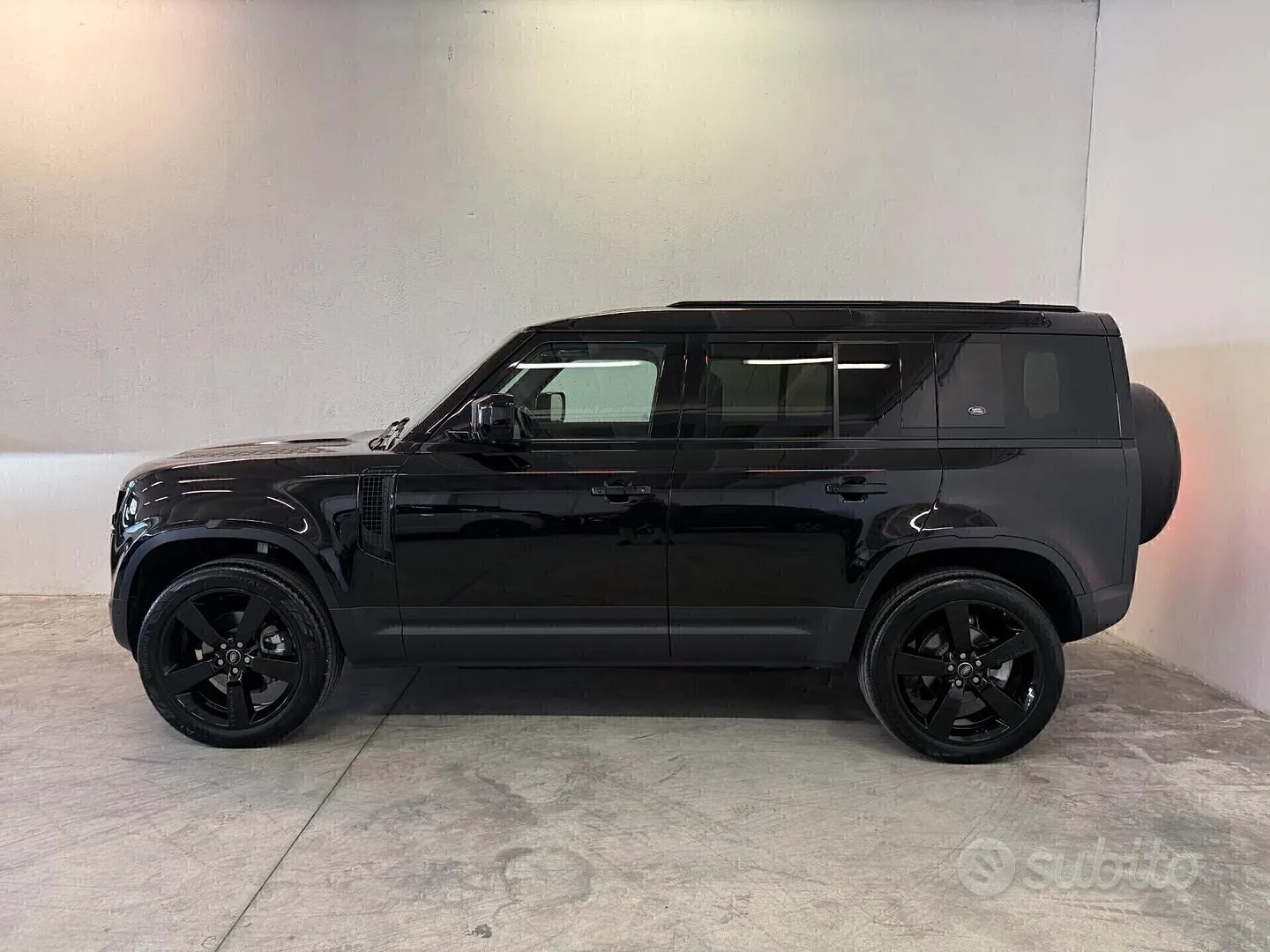 Land Rover Defender 2023 photo 2