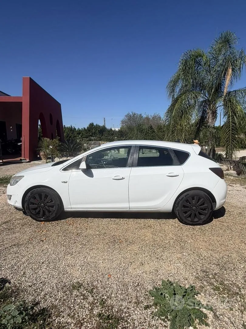 Opel Astra 2011 photo 2