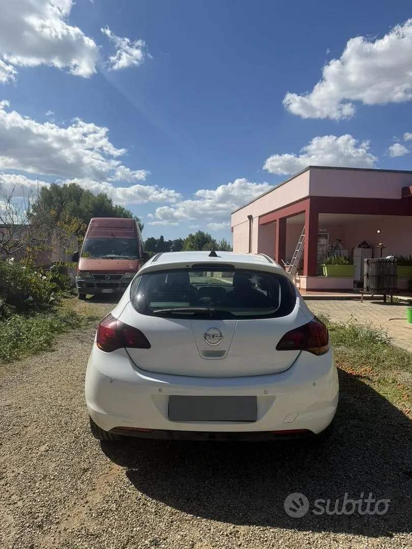 Opel Astra 2011 photo 4