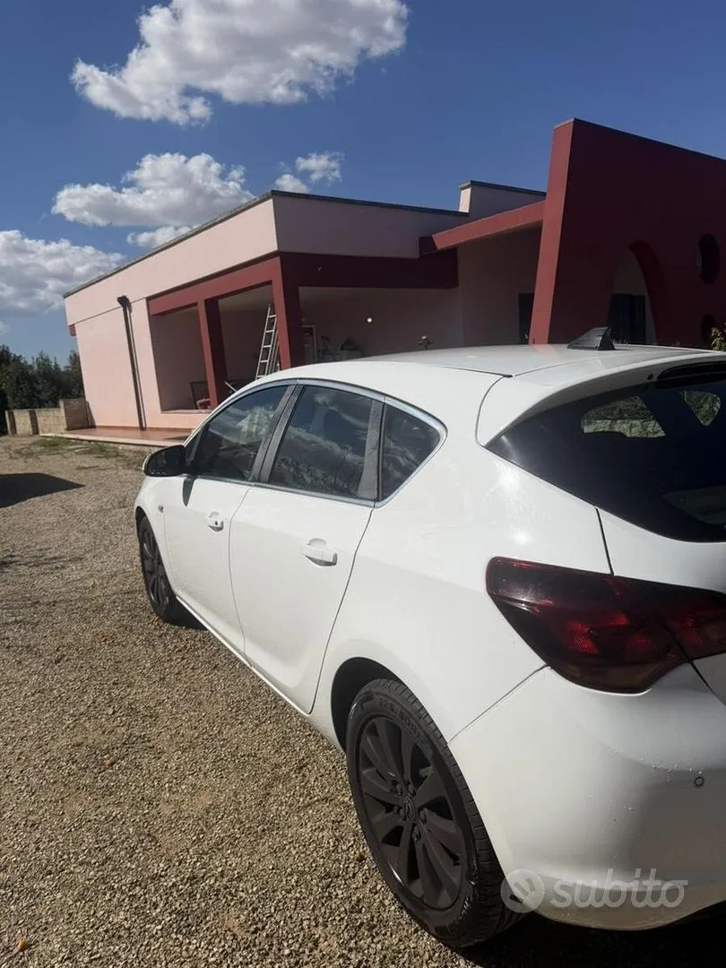 Opel Astra 2011 photo 3
