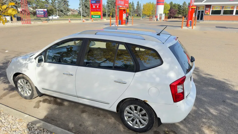 Kia Rondo 2011 photo 2