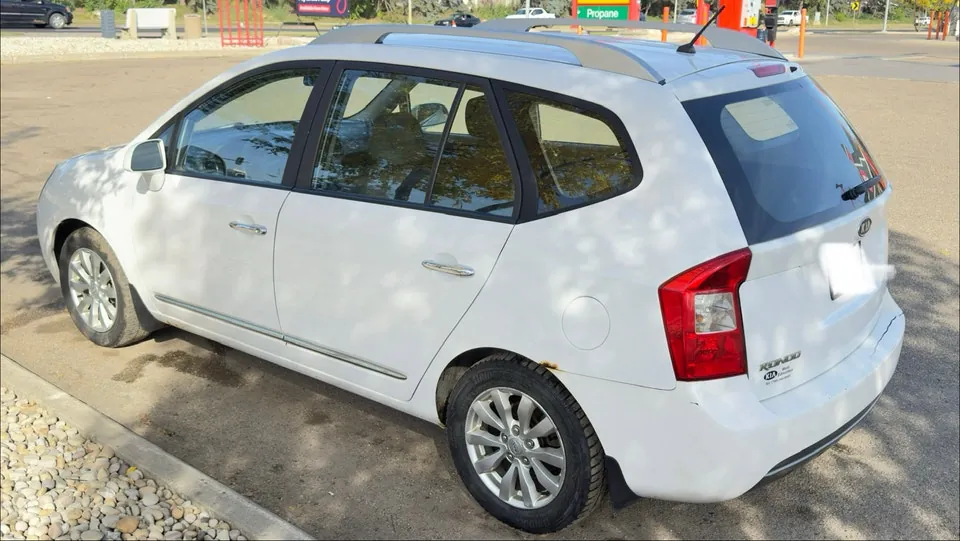Kia Rondo 2011 photo 4