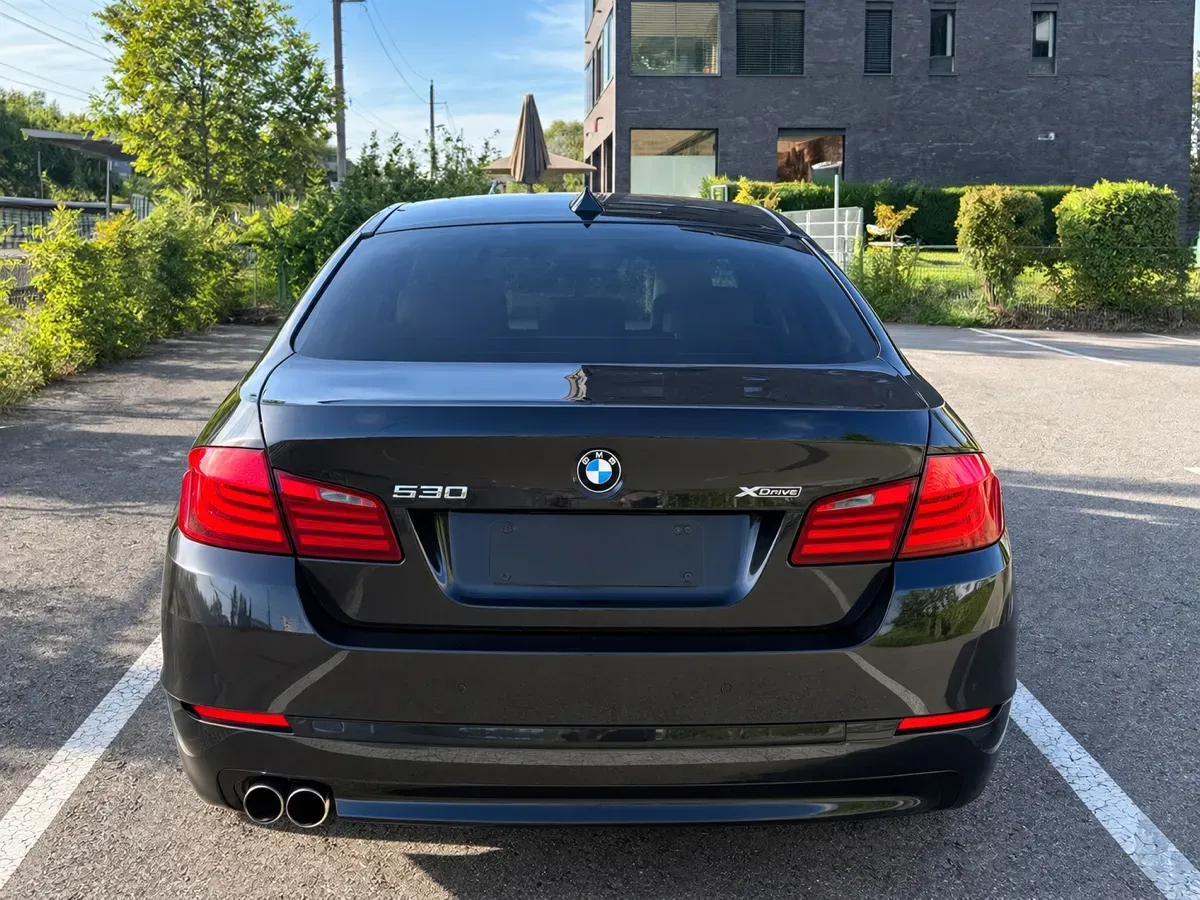 BMW 5 Series 2011 photo 2